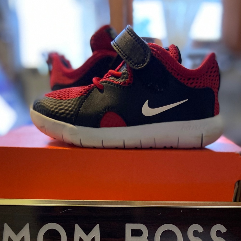 Nike red and black flex contact sneakers